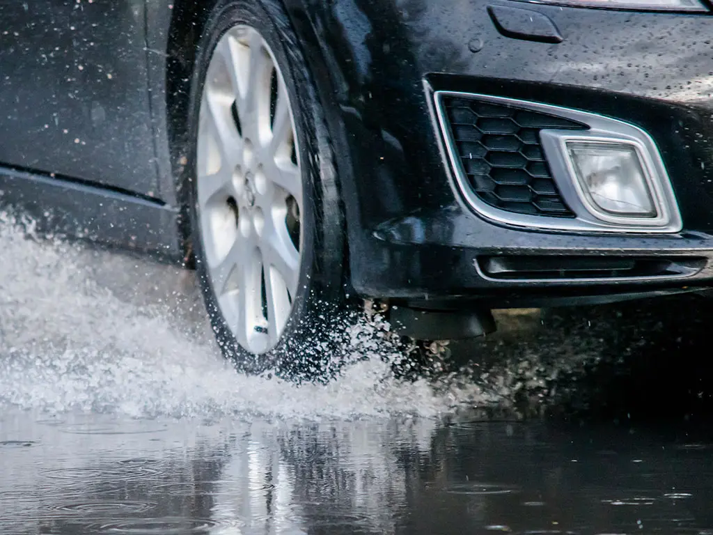 coche sufriendo aquaplaning